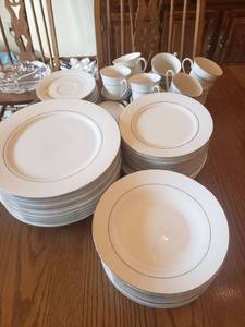 lot 5404 image: Classic Platinum Dishware with Chrome Trim