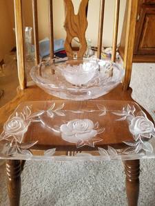 lot 5405 image: Lot of 3 Glassware with Fogged Roses