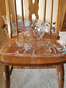 lot 5407 image: Lot of 2 Glassware with Colored Glass Floral