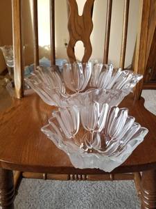 lot 5408 image: Lot of 2 Glassware with Fogged Floral