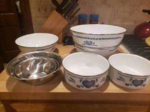 lot 5420 image: Vintage Enamel Mixing Bowls Lot