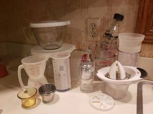 lot 5444 image: Pyrex Measuring CupsHamilton Beach Mixing Bowls with Lids Variety of Measuring Cups