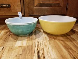 lot 5454 image: Lot of 2 colorful Vintage Pyrex Bowls