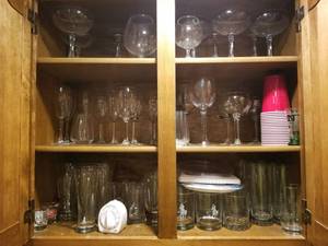lot 5463 image: Contents of Shelves ( Alcoholic Beverage Glassware)