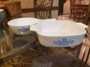 lot 5483 image: 2 Gibson Folk Art Bowls and 2Vintage Corningware Dishes