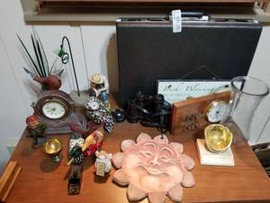 lot 5495 image: Lot of Office Decor