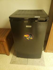 lot 5536 image: Emerson Black Miniture Fridge