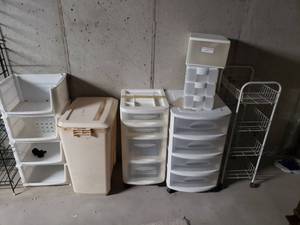 lot 5556 image: Lot of Plastic Containers and Storage