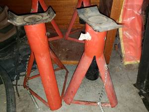 lot 5636 image: Set of 2 Car Jacks