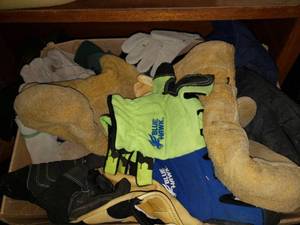 lot 5639 image: Lot of Work Gloves and Rags