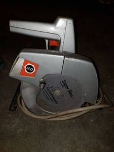 lot 5641 image: Black and Decker Saw
