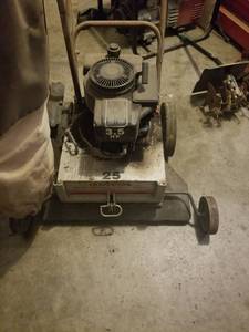 lot 5651 image: Craftsman Leaf Vacuum