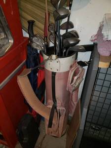 lot 5689 image: Pink Bag of Golf Clubs