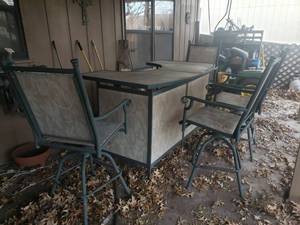 lot 6012 image: Firrest Green Patio Bar with 4 Chairs