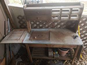 lot 6014 image: Cute Wooden Garden Bench