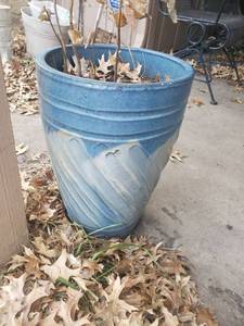 lot 6020 image: Lot of 2 Ceramic Blue Flower Planters