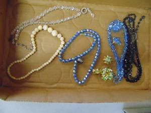 lot 1204 image: Glass Bead Jewelry