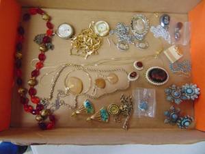 lot 1208 image: Fashion Jewelry