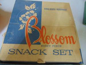 lot 1250 image: Blossom 8 Piece Snack Set with Box