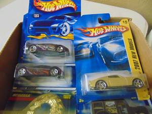 lot 1263 image: 13 HotWheels Cars
