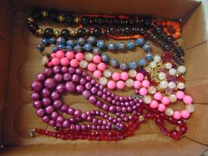 lot 1214 image: Glass Bead Jewelry