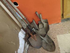 lot 1279 image: 4 Shovels with Hnadles and 4 Shovel Heads