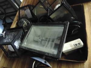 lot 1281 image: 5 Outdoor Light fixtures
