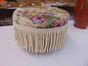 lot 1332 image: Needlecraft Foot Stool