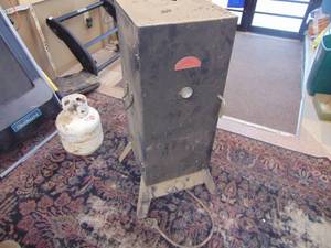 lot 1334 image: Smokey Mountain Series - Great Outdoors - Smoker - with Propane bottle