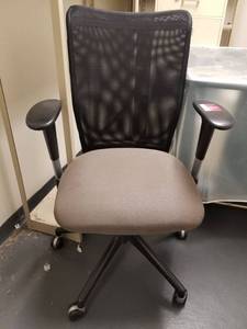 lot 1811 image: Rolling Office Chair