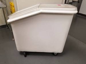 lot 1833 image: Rubbermaid Ingredient Bin