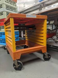 lot 1848 image: Rubbermaid Rolling Cart