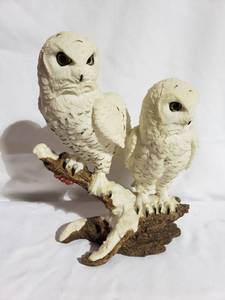 lot 4725 image: Statue of 2 White Owls Perching