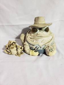 lot 4728 image: Lot of 2 Garden Frogs