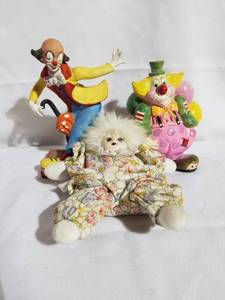 lot 4730 image: Lot of 3 Clowns