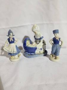 lot 4731 image: Lot of 3 Blue and White Figurines