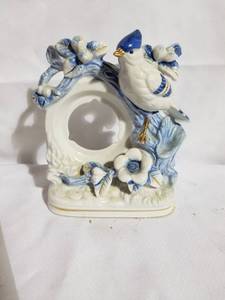 lot 4732 image: Blue and White Blue Jay Statue with Circle Picture frame Spot