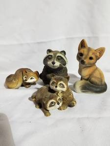 lot 4745 image: Lot of 4 Aninals , 2 Fox, 2 Raccoon
