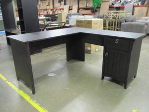 lot 46 image: Black L-Shaped Desk