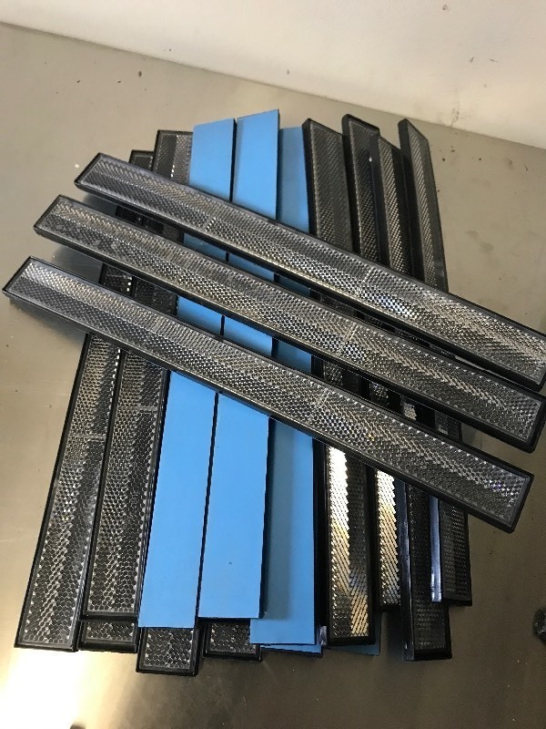 lot 1005 image: Large lot of stick  reflectors 12 inches long