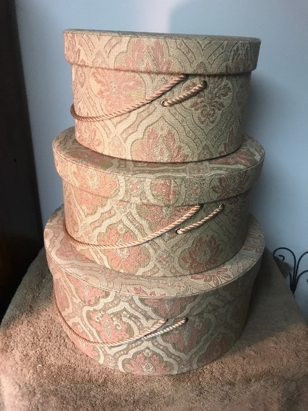 lot 1054 image: Quality hat boxes  all fit into each other as pictured