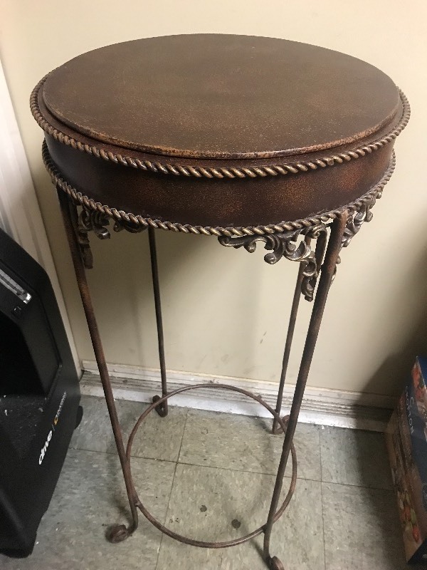 lot 1063 image: Nice decorative metal plant stand