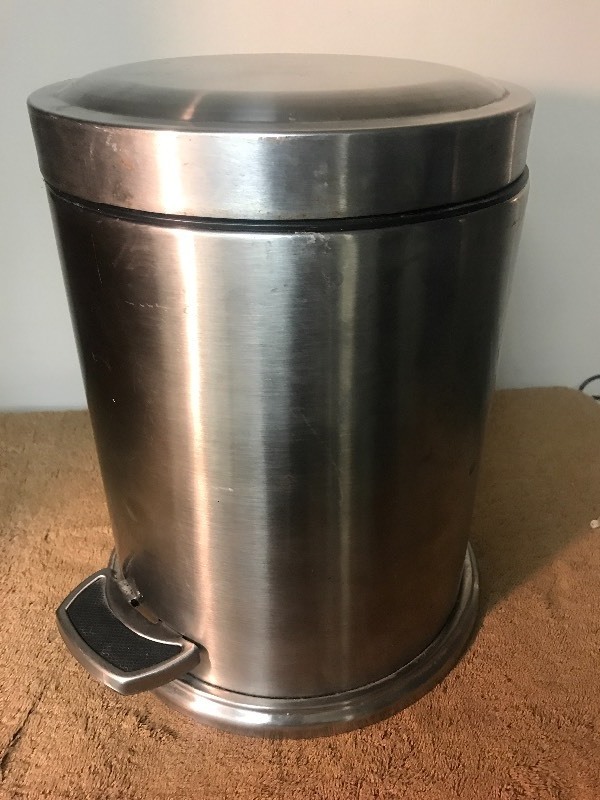 lot 1065 image: Small bathroom trashcan for great in office