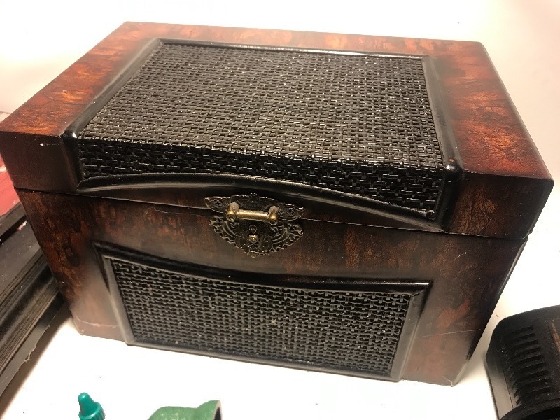 lot 1080 image: Decorative accent box