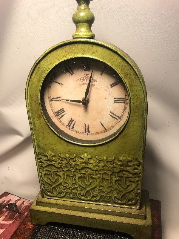 lot 1081 image: Decorative  clock rate for mantle or otherwise
