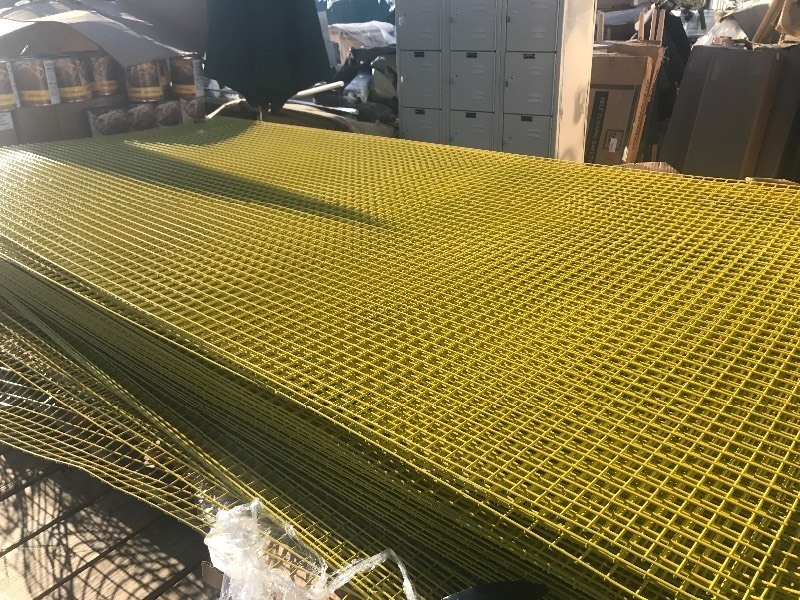 lot 113 image: (( LAST ONE )) 4 x 8 coated mesh wire sheet great for chicken Coop  use your imagination  high dollar item