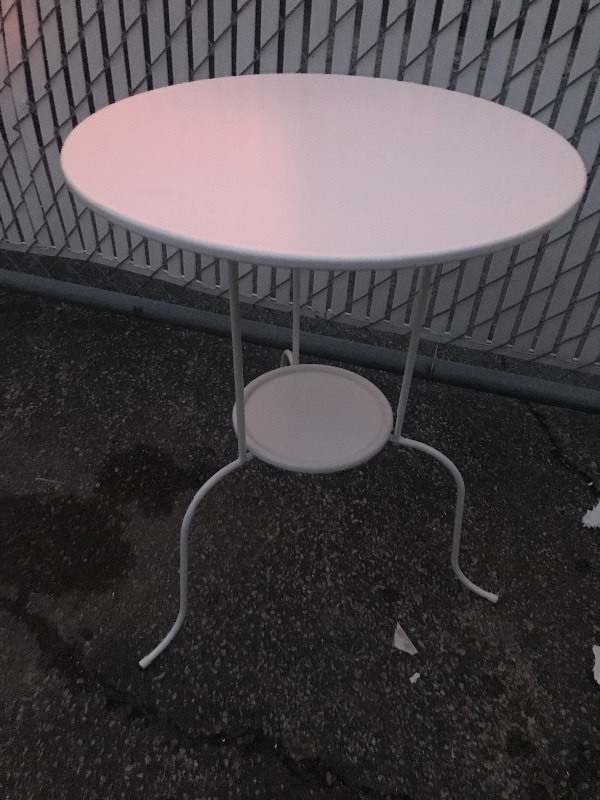 lot 38 image: Nice metal table 30 inches round as a picture