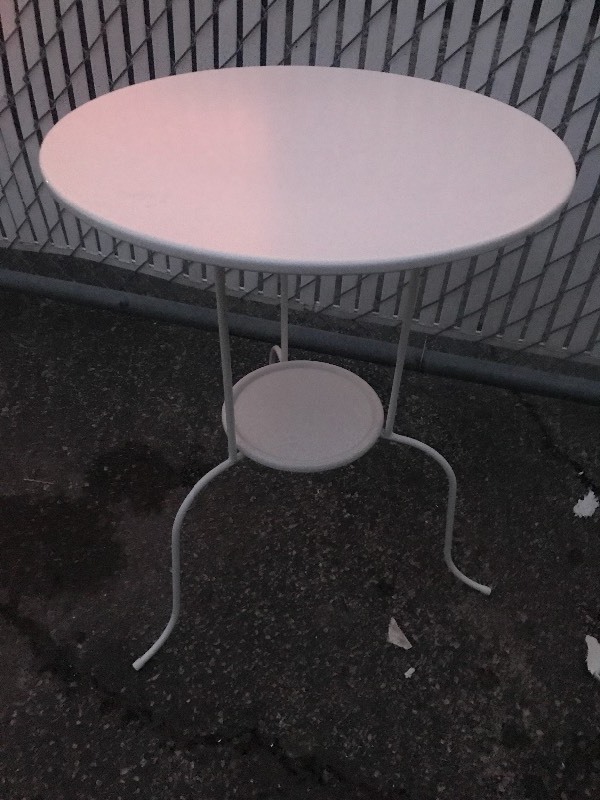 lot 39 image: Nice metal table 30 inches round as a picture