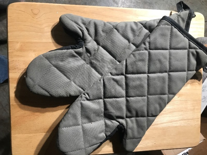 lot 752 image: New large oven mitts also can be used in barbecue set of two