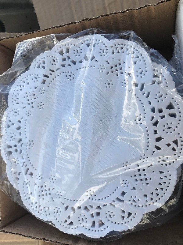 lot 965 image: Six boxes 6 inch round paper doilies 1000 count per box